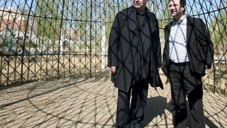 El arquitecto francés Jean Nouvel  junto al alcalde de Barcelona, Jordi Hereu durante la inauguración este mediodía del Parc Central del Poblenou, en su primer acto público tras haber ganado el premio Pritzker el pasado 30 de abril, considerado el Nobel de la arquitectura.