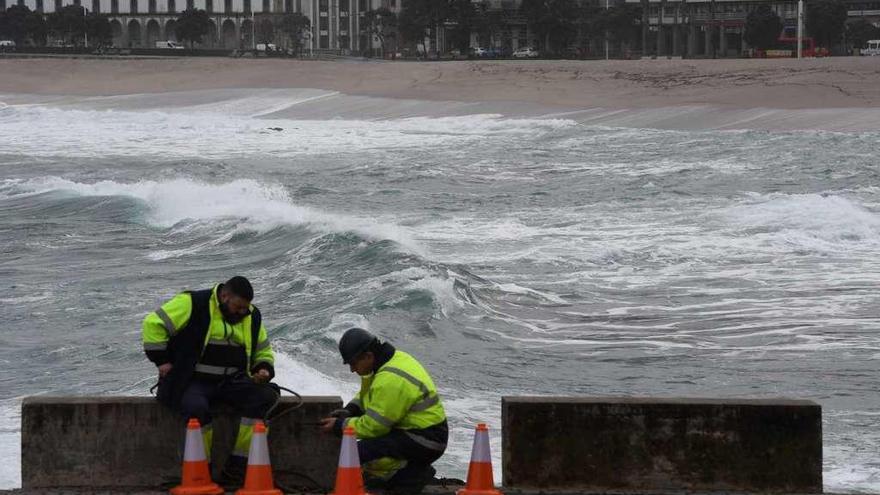 Operarios arreglan los desperfectos en Riazor del último temporal.