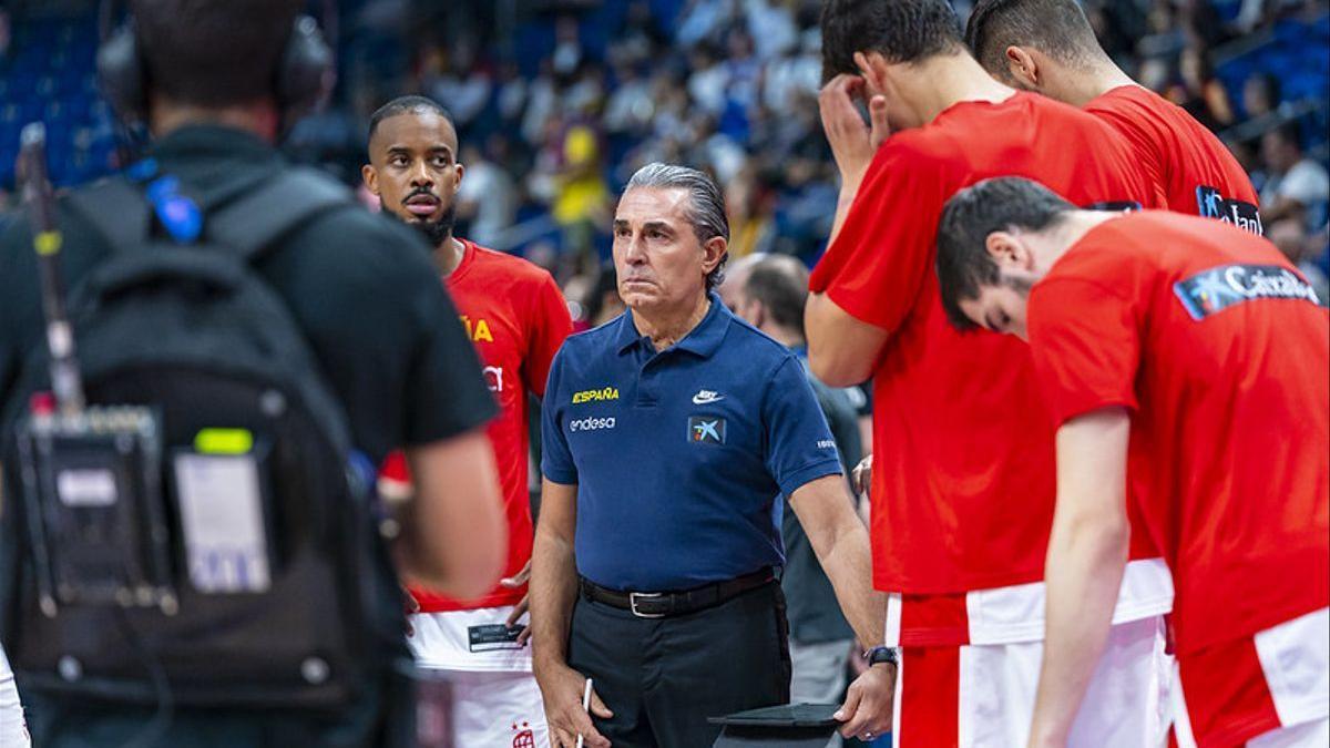 Scariolo, rodeado de sus jugadores, en el torneo.