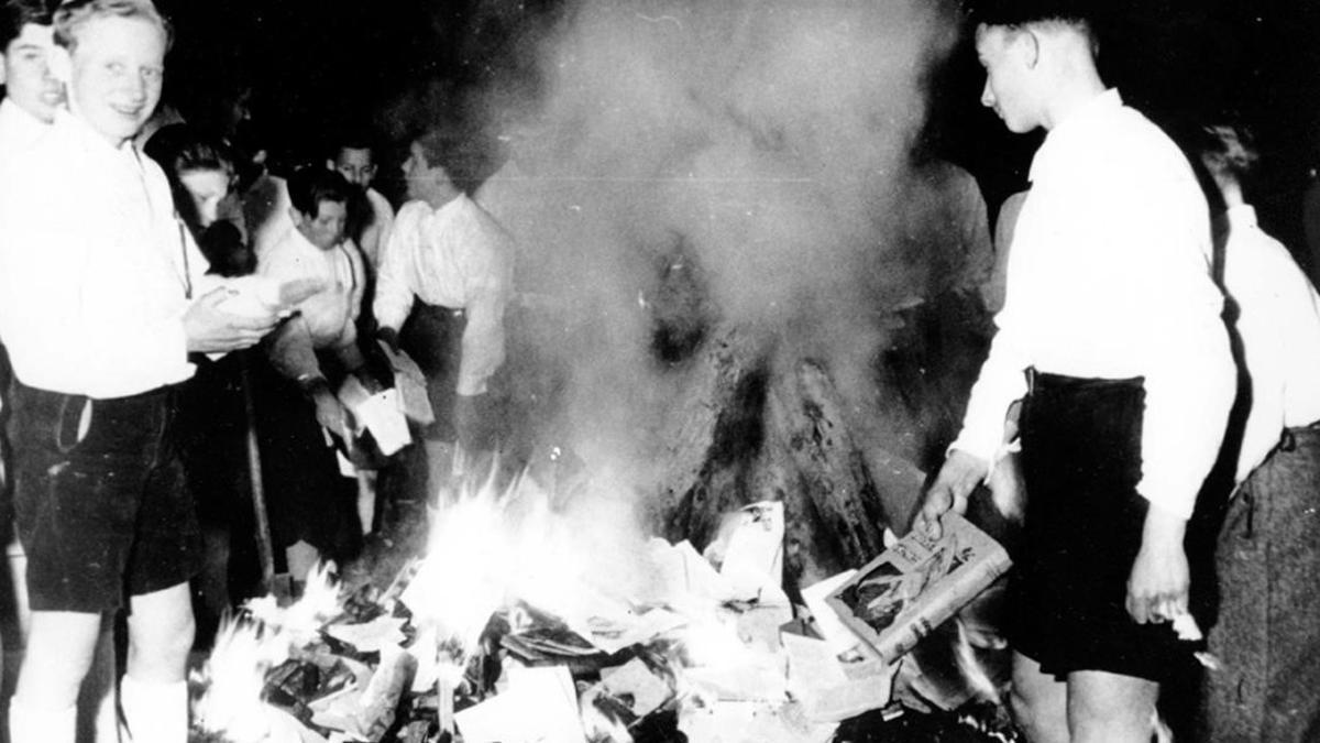 Jóvenes nazis participan en la quema de libros 'condenados' por judíos y marxistas, en Salzburgo (Austria), el 30 de abril de 1938.