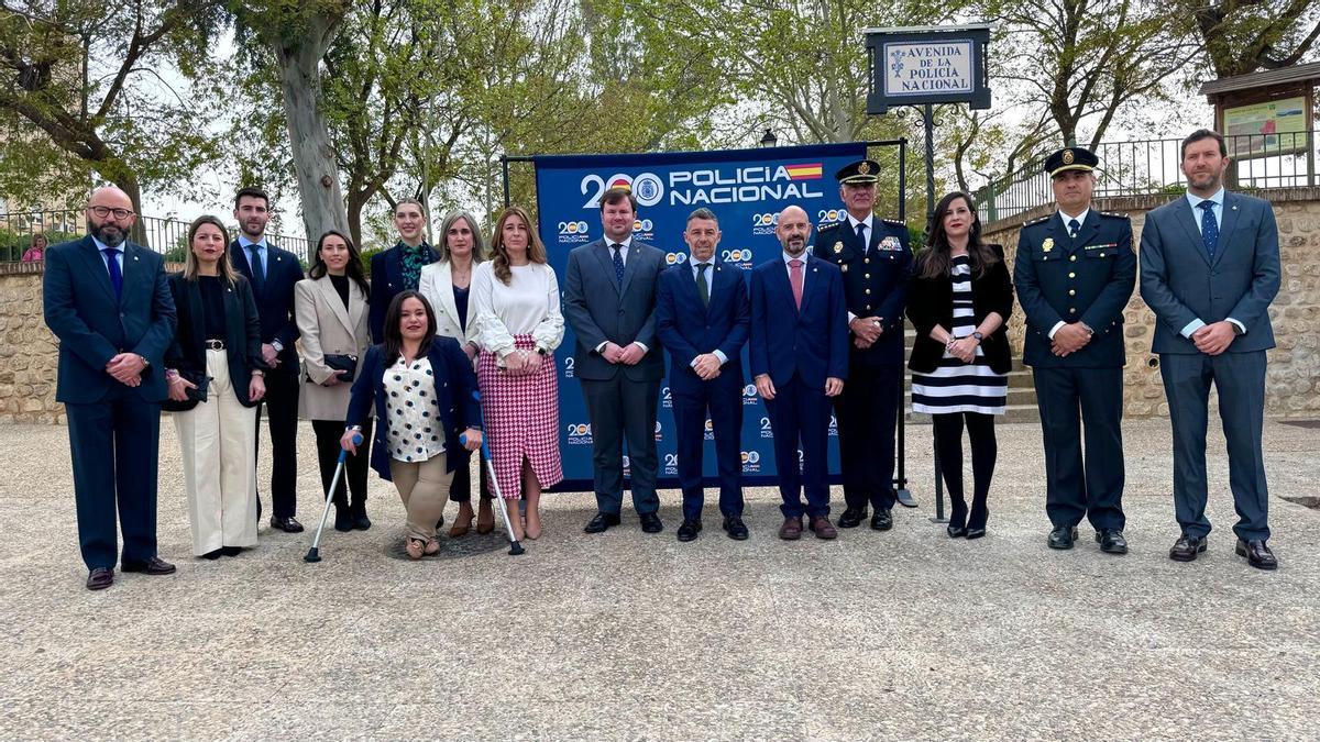 Foto de las autoridades junto a la placa de la nueva avenida.