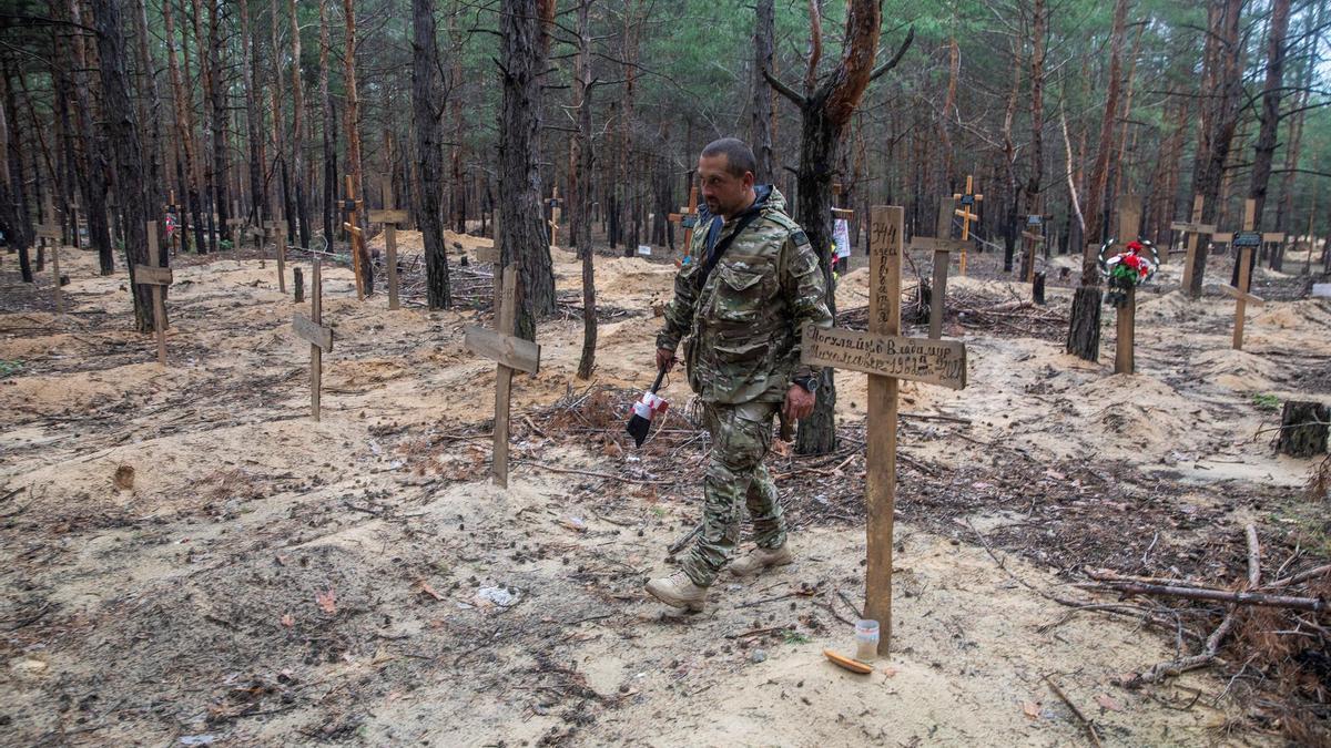 Una fosa común en Izium con más de 400 cadáveres.