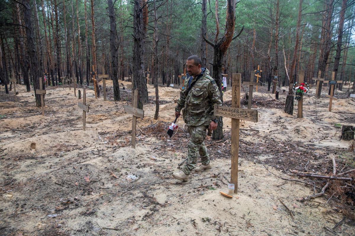 Una fosa común en Izium con más de 400 cadáveres.