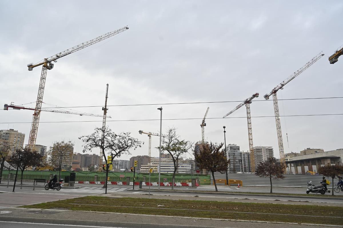 En la actualidad hay ocho grúas trabajando en la parcela de La Romareda.