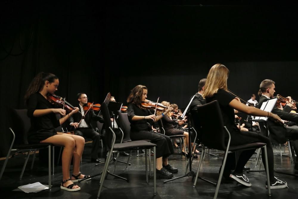 La gran afluencia de público obliga a la Joven Orquesta de Torrevieja a doblar su concierto en el Centro Cultural Virgen del Carmen