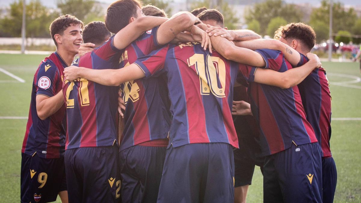El Atlético Levante festeja uno de los goles anotados al Jove Español