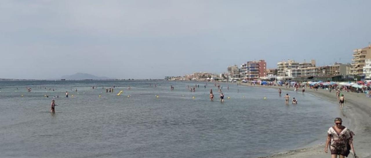 Gran Playa y, al fondo, las boyas que despiertan quejas.  | INFORMACIÓN