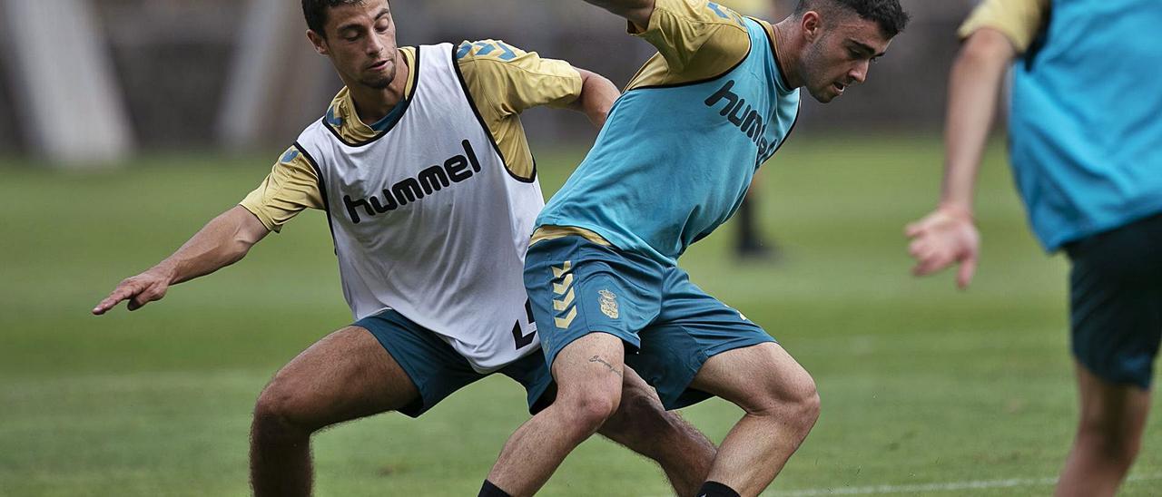 Enzo Loiodice –peto blanco– y Alberto Moleiro, en acción durante el entrenamiento del miércoles en Barranco Seco. | | LP/DLP