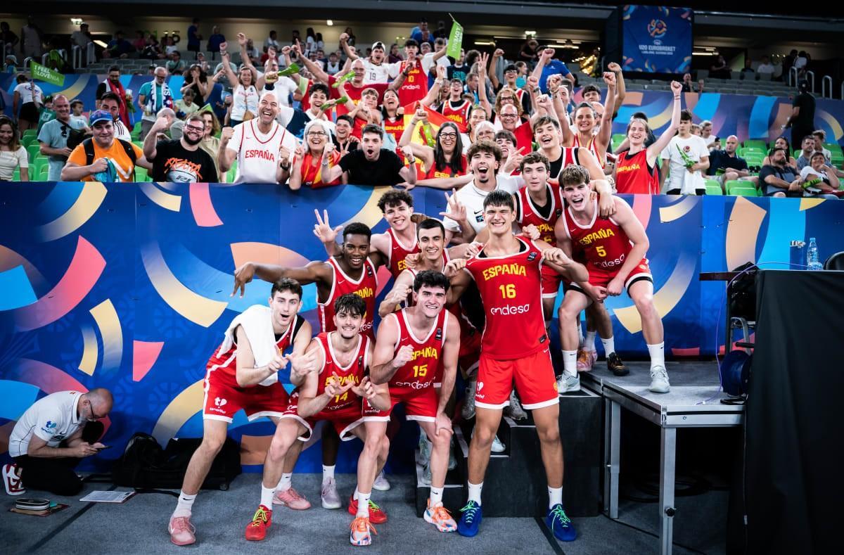 La selección española celebra la medalla de bronce