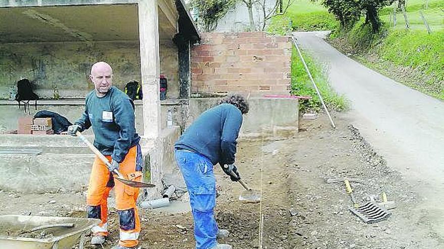 El taller de empleo comienza la rehabilitación  del lavadero de  Monte Morís