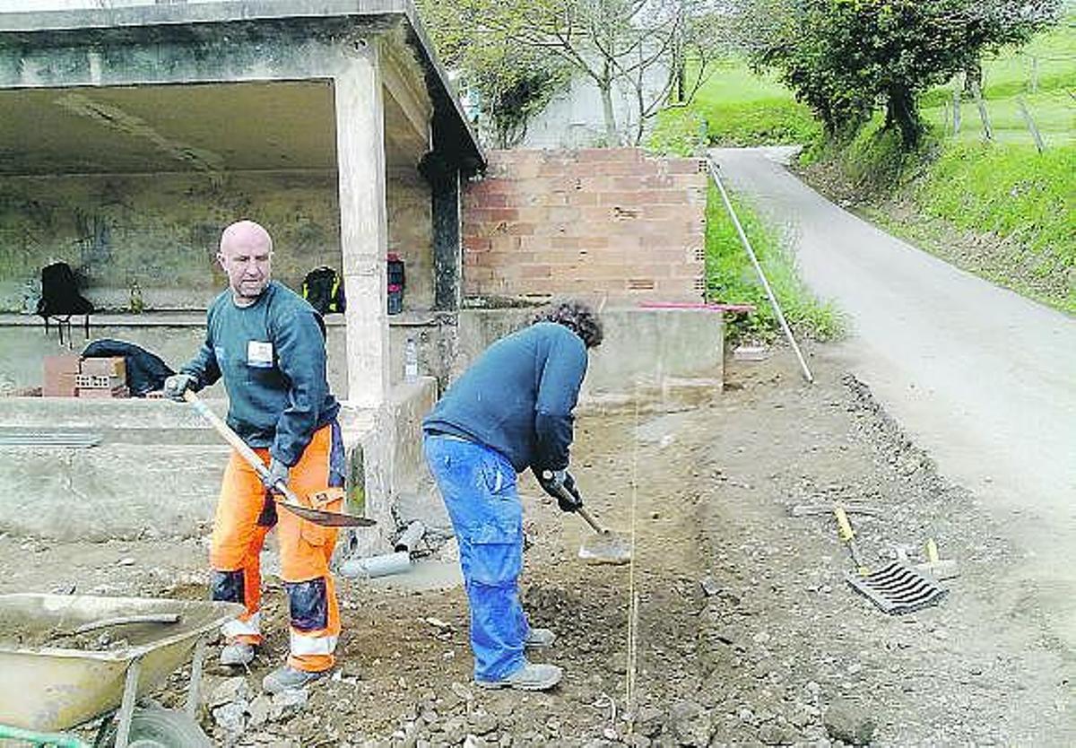 El taller de empleo comienza la rehabilitación  del lavadero de  Monte Morís