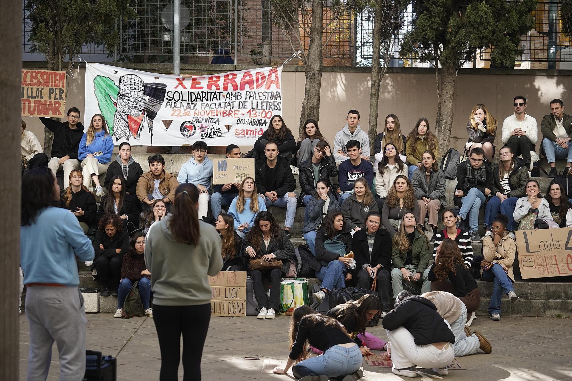 Els estudiants de la facultat d'Infermeria i Medicina protesten per la nova bilbioteca