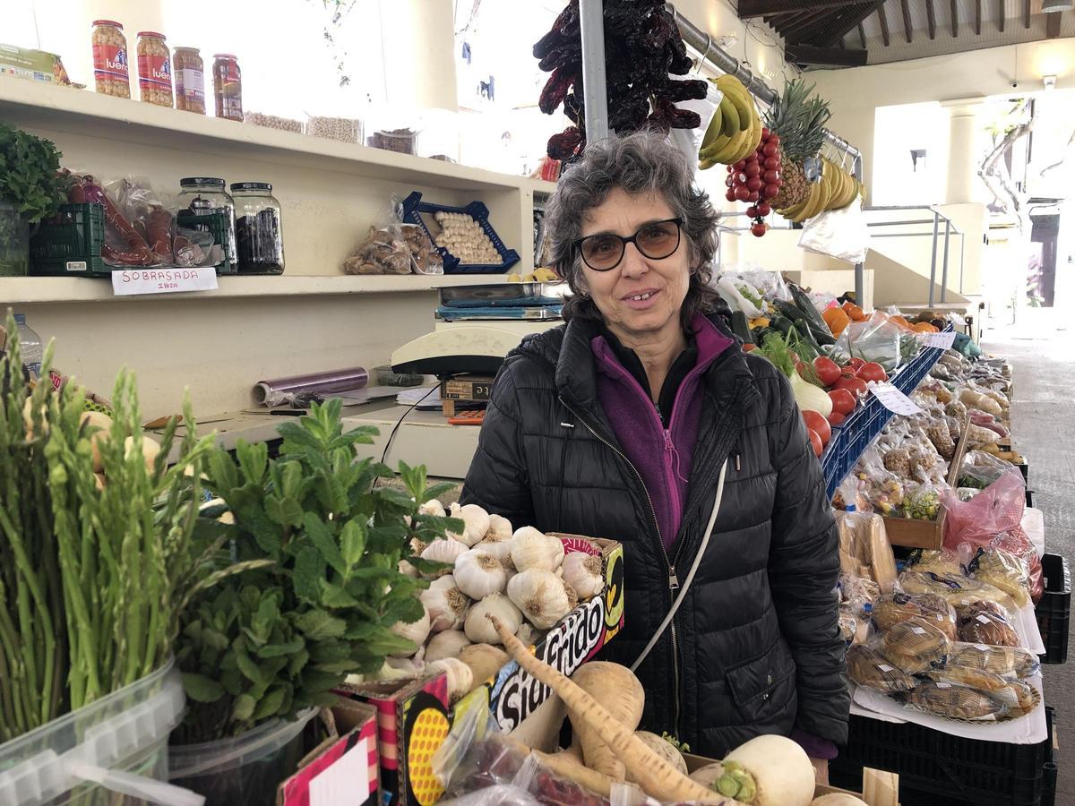 Pepita Ramis, en su puesto del Mercat Vell.