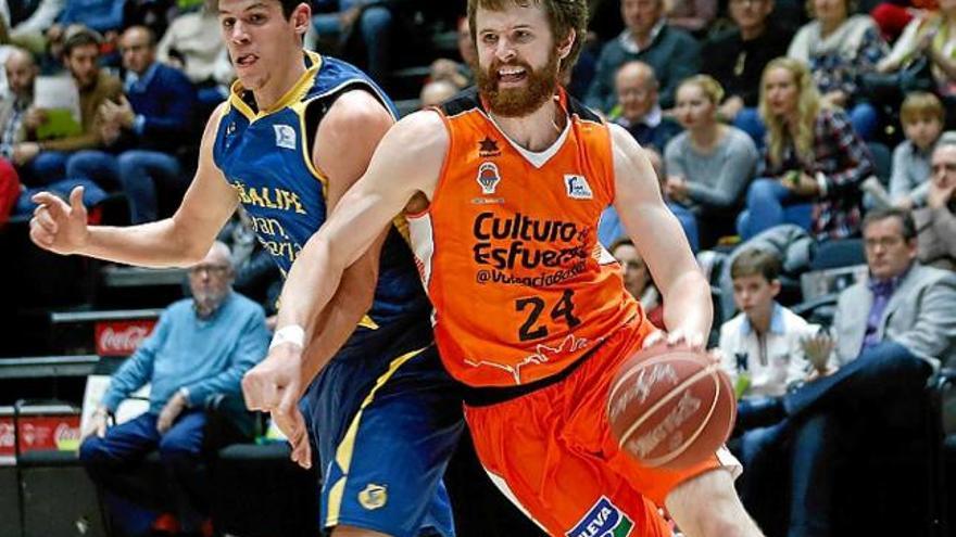 John Shurna deixa enrere Oriol Paulí, en el partit d&#039;ahir a la Fonteta