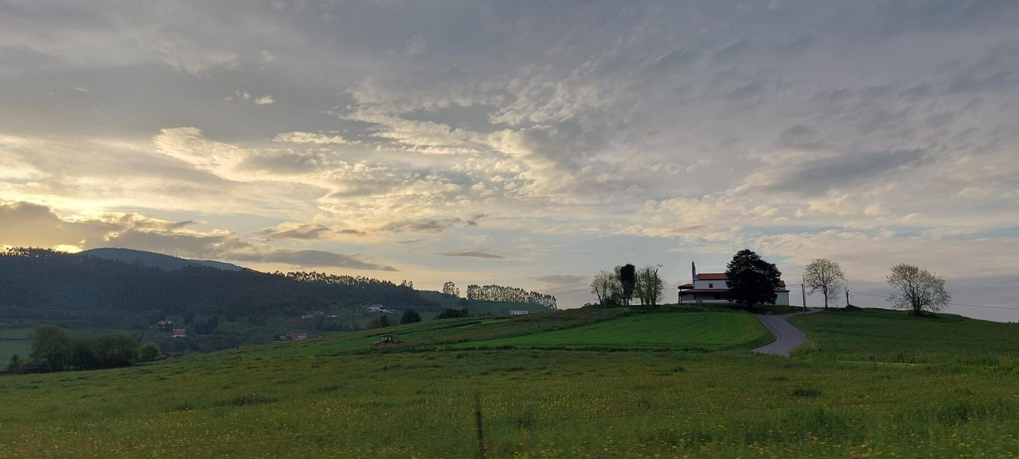 Arlós, un mar de verde en la zona rural de Llanera: así es la parroquia de espectacular paisaje y guardesa de un templo románico