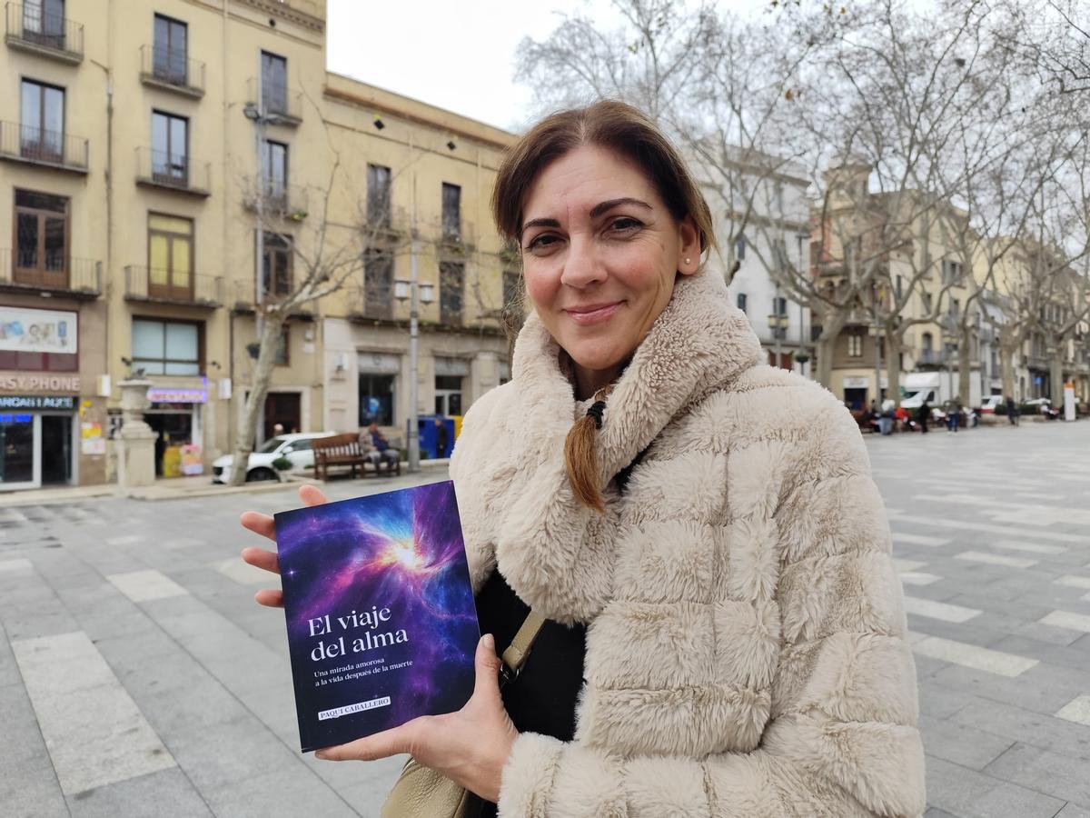 Paqui Caballero amb el seu llibre, 'El viaje del alma', fotografiada a la Rambla de Figueres.