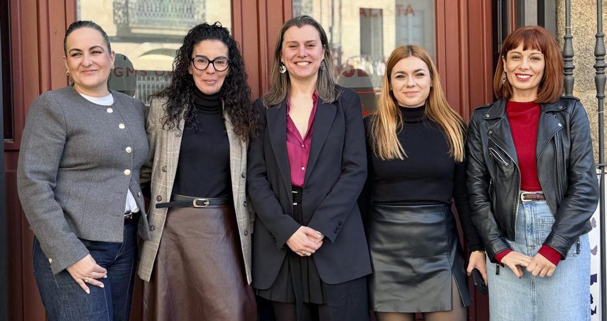 Las ediles del PSOE Olalla Meiriño, María Fernández, Natalia González, Alba Iglesias y Cristina Cruz. | IÑAKI OSORIO