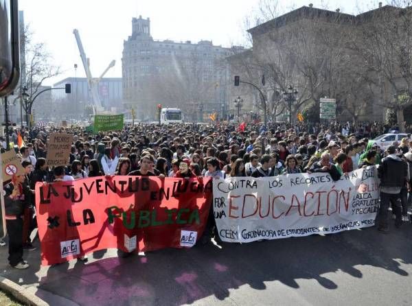 Imágenes de la jornada de huelga estudiantil en Zaragoza