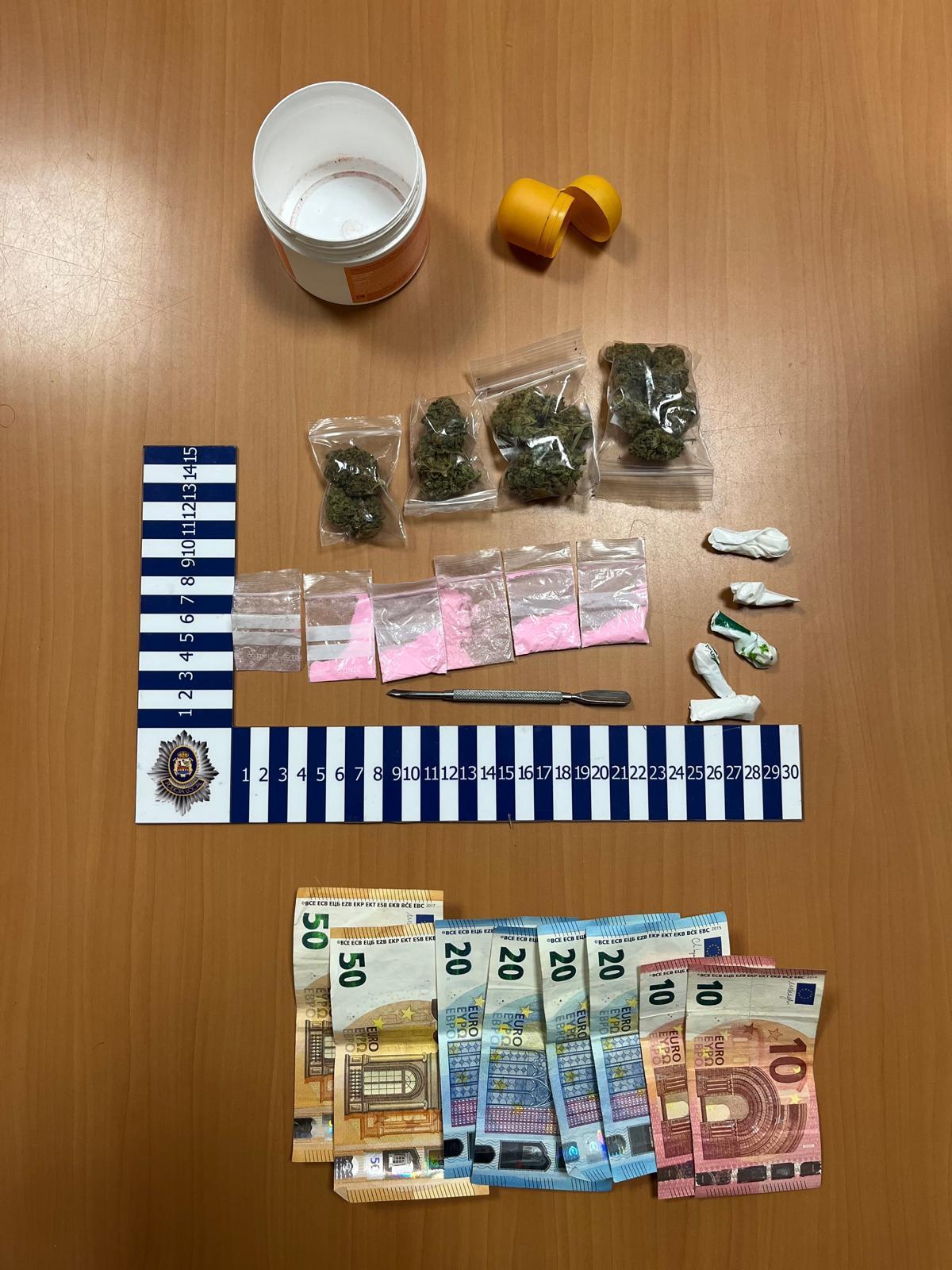 Los envoltorios y las sustancias incautadas, pendientes de ser analizadas.