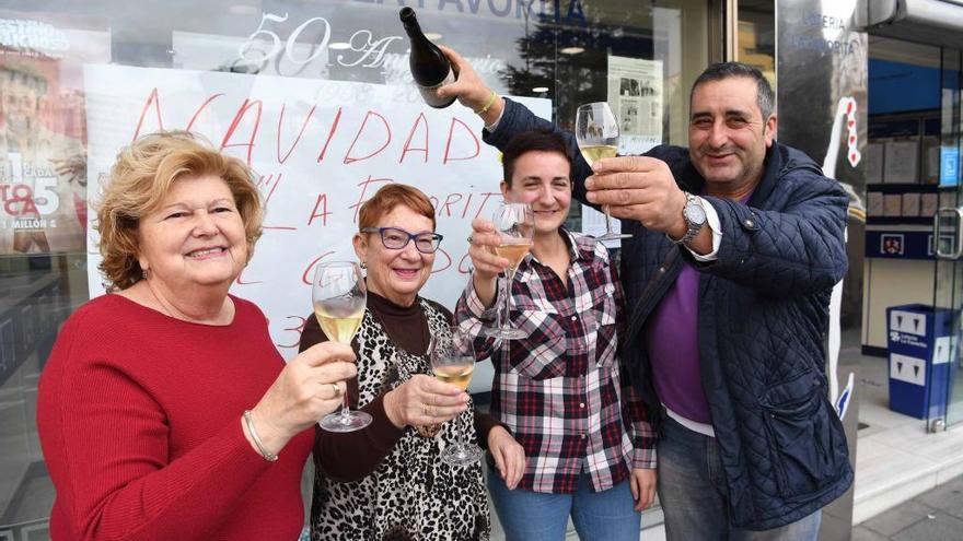 Las hermanas Ana y María García Ramos, dueñas de la administración de Loterías &#039;La Favorita&#039; de A Coruña, celebran en Cuatro Caminos haber vendido un décimo del Gordo de la Lotería de Navidad de 2018.