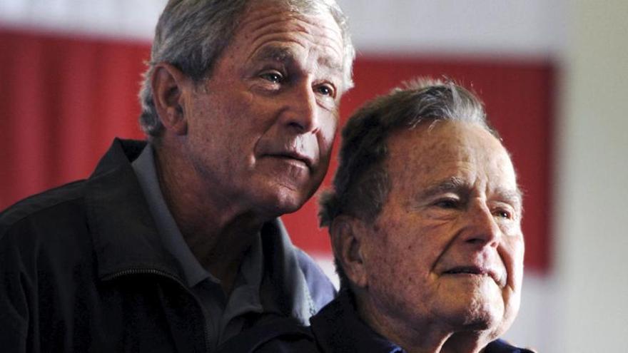 George Bush hijo junto a su padre.