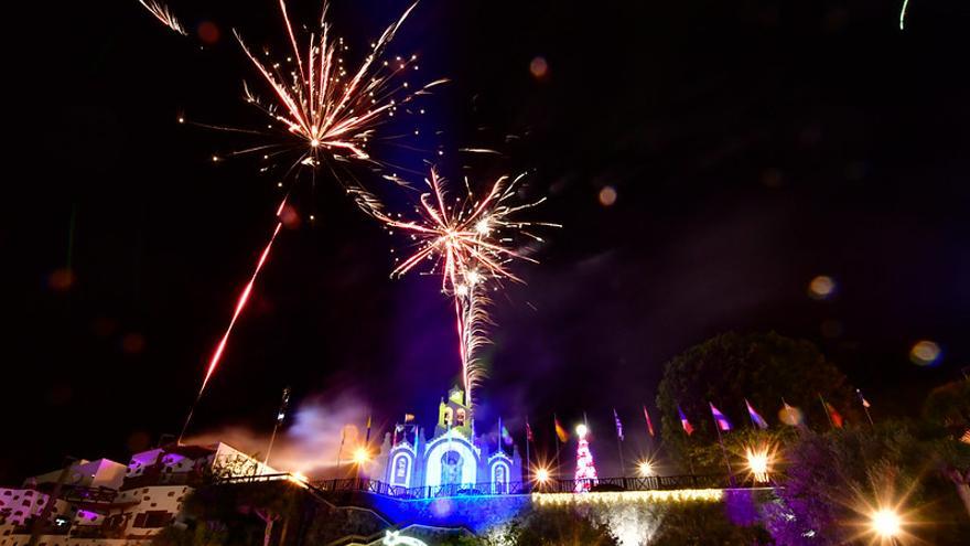 El casco de Santa Lucía vuelve a iluminarse durante las fiestas patronales y por la Navidad