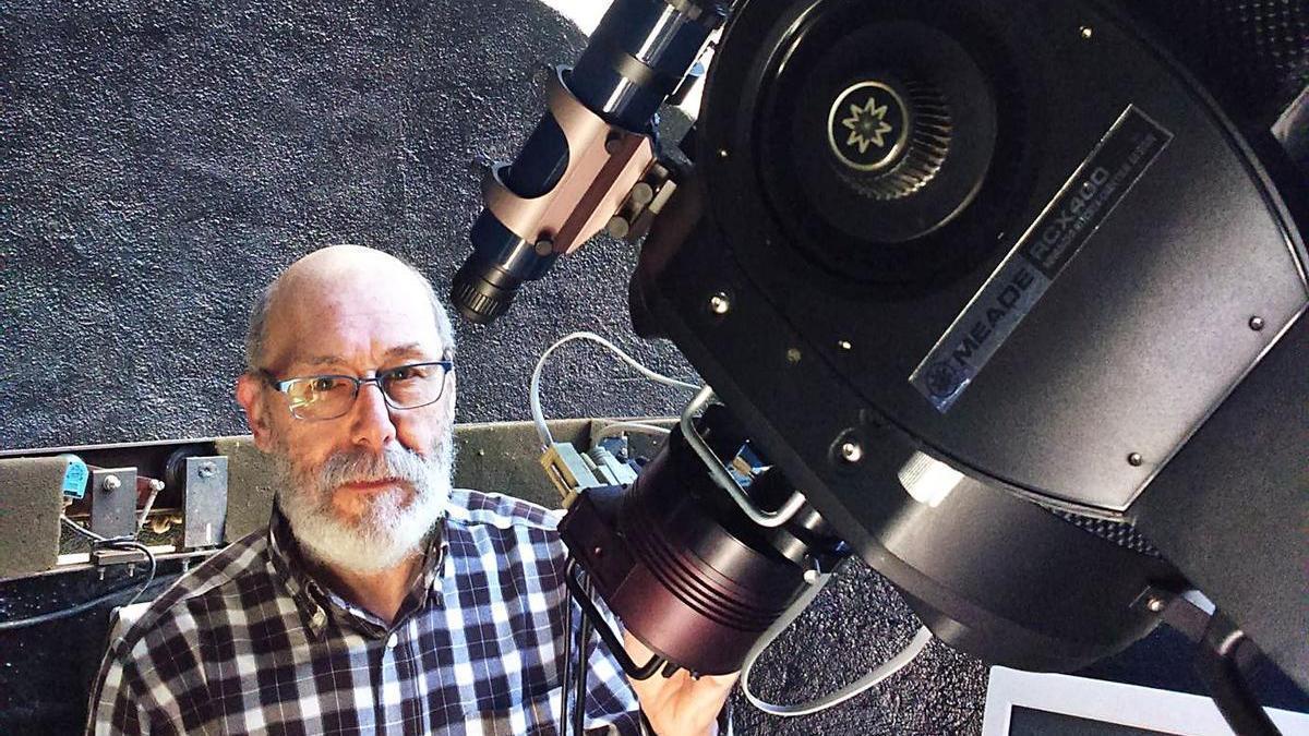 Faustino García de la Cuesta, con so telescopiu en Muñás. | LNE