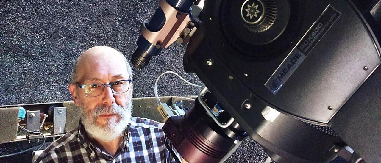 Faustino García de la Cuesta, con  su telescopio en Muñás. | LNE