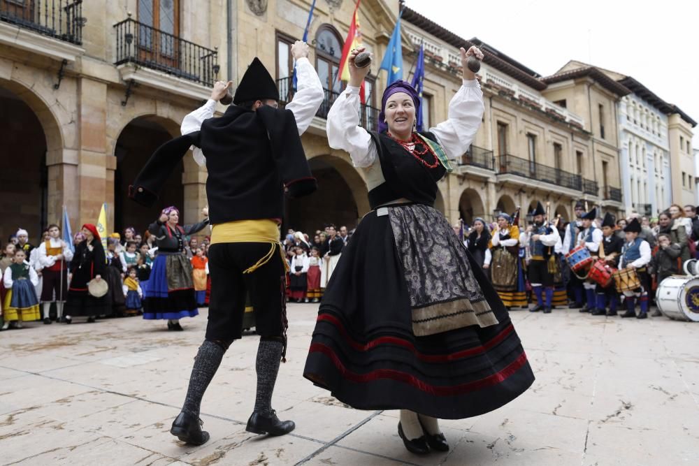 Folclore en la plaza del Ayuntamiento de Oviedo