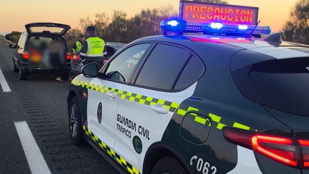 Agentes de la Guardia Civil en un control de tráfico.