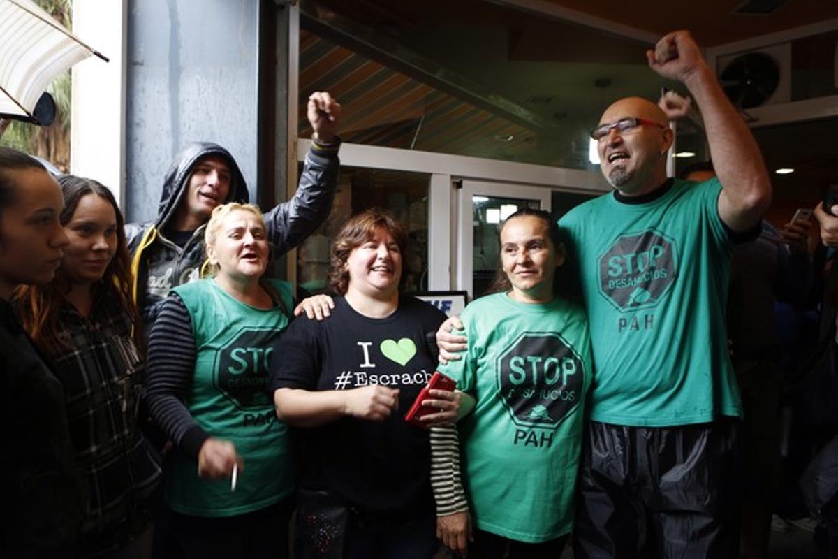 Activistes de la PAH, amb una de les afectades a qui han paralitzat el desallotjament, al carrer de Robert Robert. Activistes de la PAH, amb una de les afectades a qui han paralitzat el desallotjament, al carrer de Robert Robert.