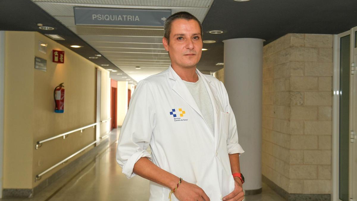 El doctor Adrián Neyra en el servicio de Psiquiatría del Hospital Universitario de Gran Canaria Doctor Negrín.