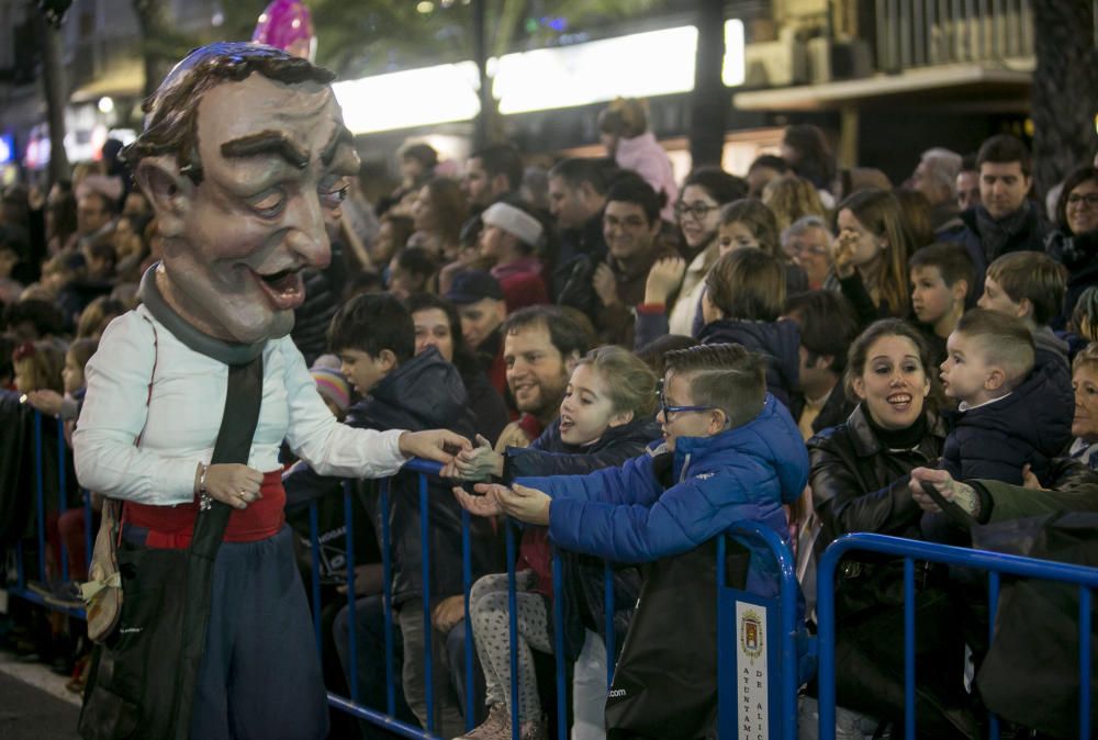 Los Reyes Magos reparten ilusión por la ciudad de Alicante.