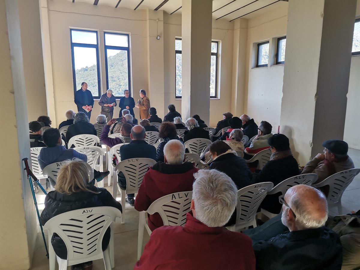 Un moment de la presentació del llibre a l'interior de l'edifici de la mina Canta.