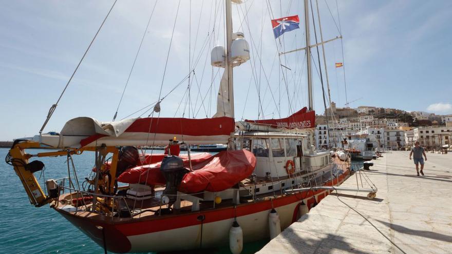 El ‘Astral’ de la ONG de auxilio en el Mediterráneo Open Arms, ayer en la zona de es Martell.