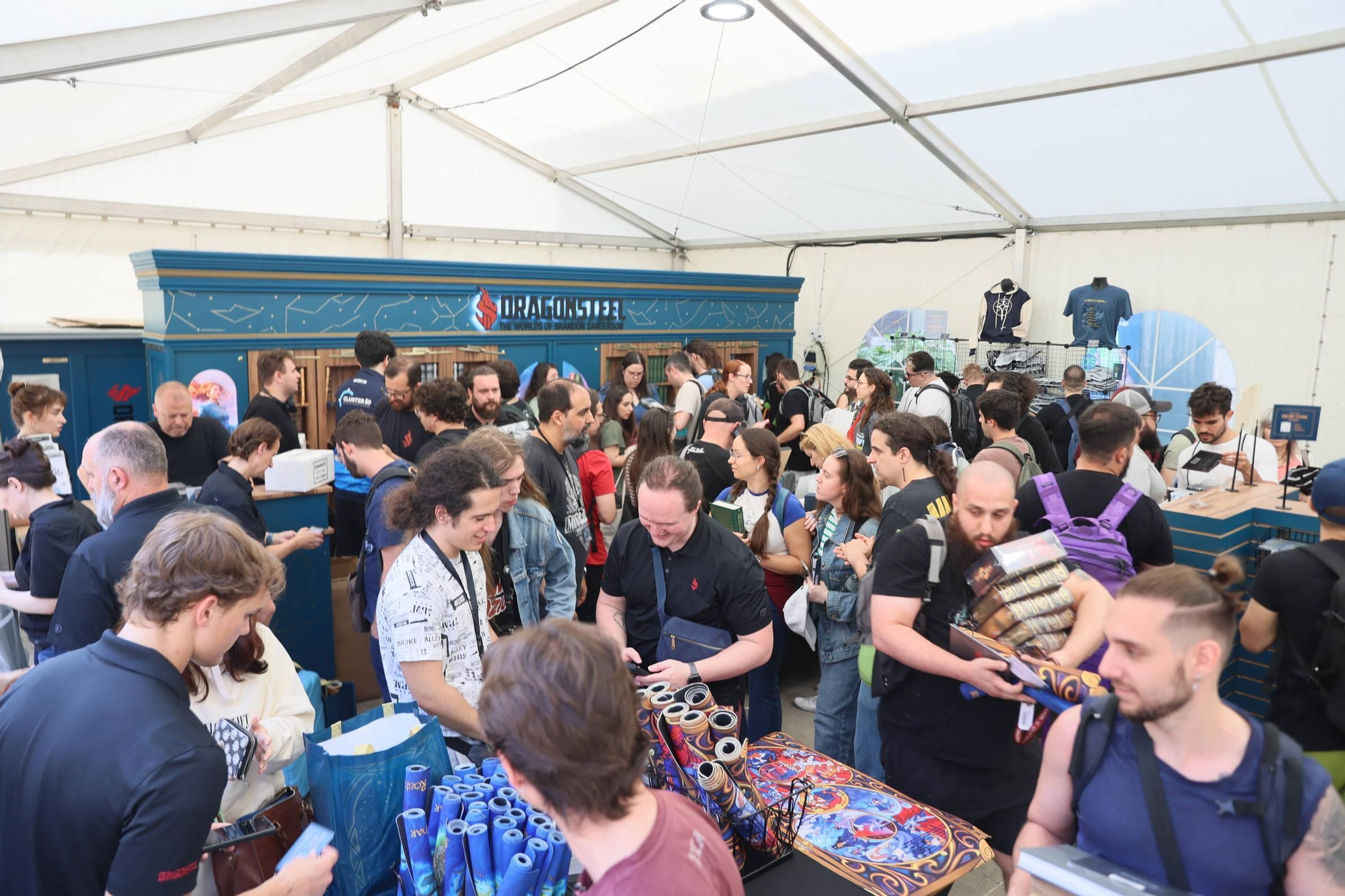 EN IMÁGENES: El multitudinario recibimiento a Brandon Sanderson