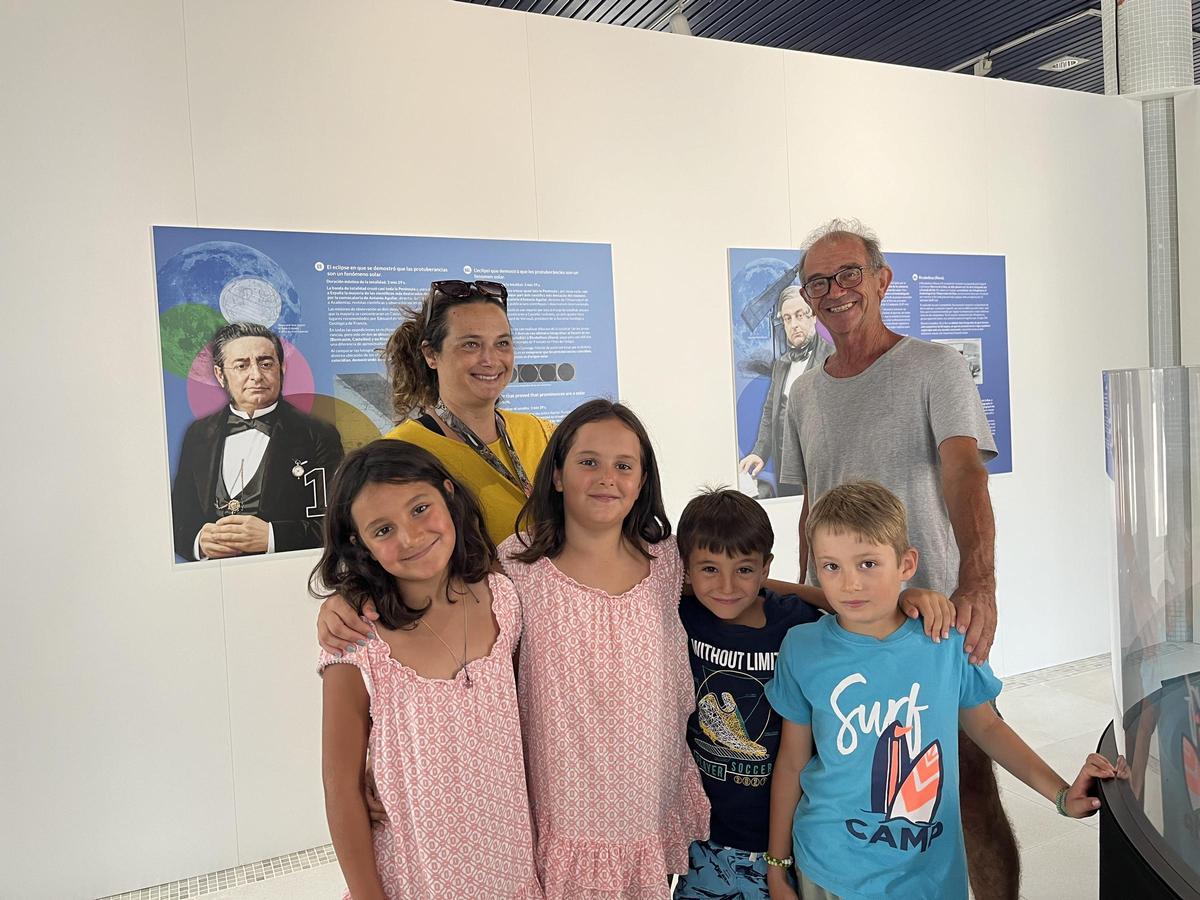 La familia Azcárate aprendiendo sobre el fenómeno.