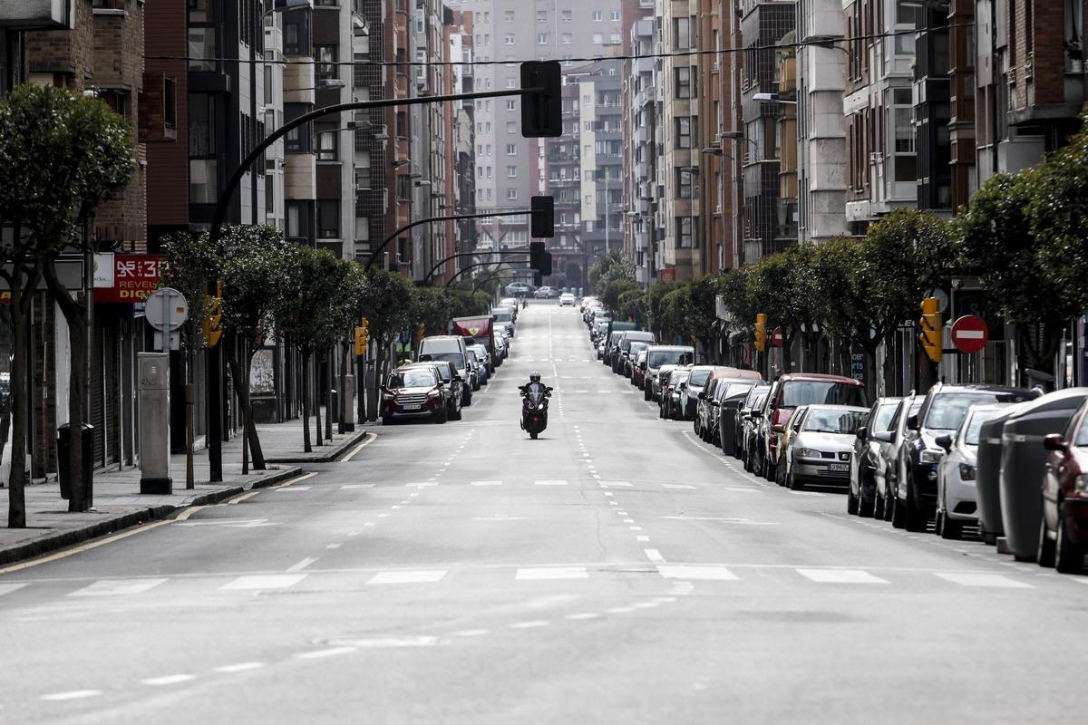 Vehículos estacionados en Gijón.