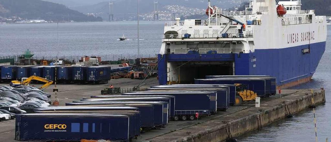 Un buque de Suardiaz atracado en Bouzas con los semirremolques de Gefco en primer término. // R. Grobas