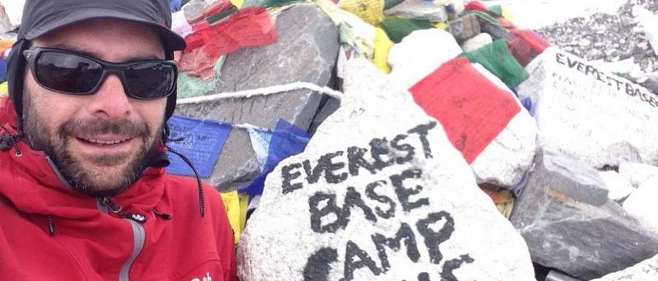 Carlos Somoza, en el campo base del Everest que poco después fue arrasado por una avalancha.