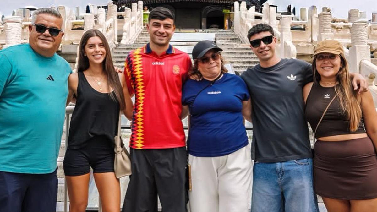 La familia de Pedri, en China