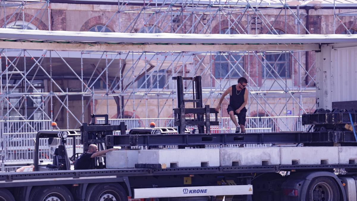 Desmontaje del festival Blackworks en Sagunt.
