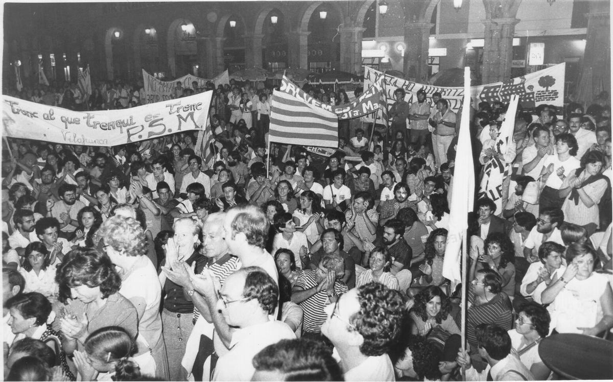 Manifestantes llenaron toda la plaza Mayor.