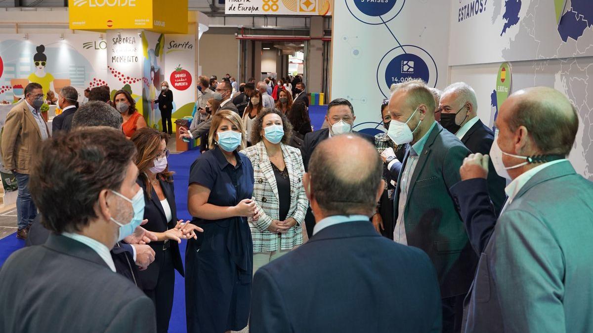 Alcaldesa de Cartagena visitando el stand del Puerto de Cartagena