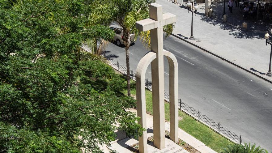 La Cruz de los Caídos situada frente a Calvo Sotelo, a la que Lassaletta modificó la inscripción para restarle connotación franquista