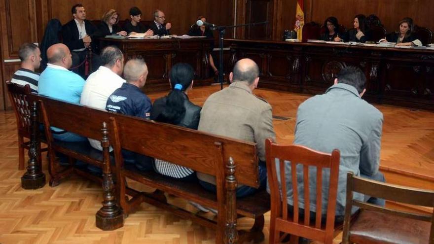 Los siete acusados sentados en el banquillo de la Audiencia de Pontevedra. // Rafa Vázquez