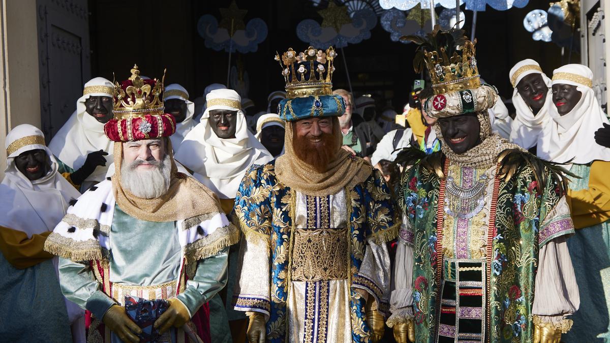 Detalle de los Tres Reyes Magos durante la cabalgata de SSMM Los Reyes Magos, a 5 de enero de 2023 en Sevilla.