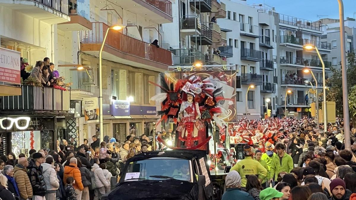 Milers d’espectadors segueixen la Rua de Carnestoltes de Blanes, l’acte central del XIII Carnaval Costa Brava Sud. Milers d’espectadors segueixen la Rua de Carnestoltes de Blanes, l’acte central del XIII Carnaval Costa Brava Sud.