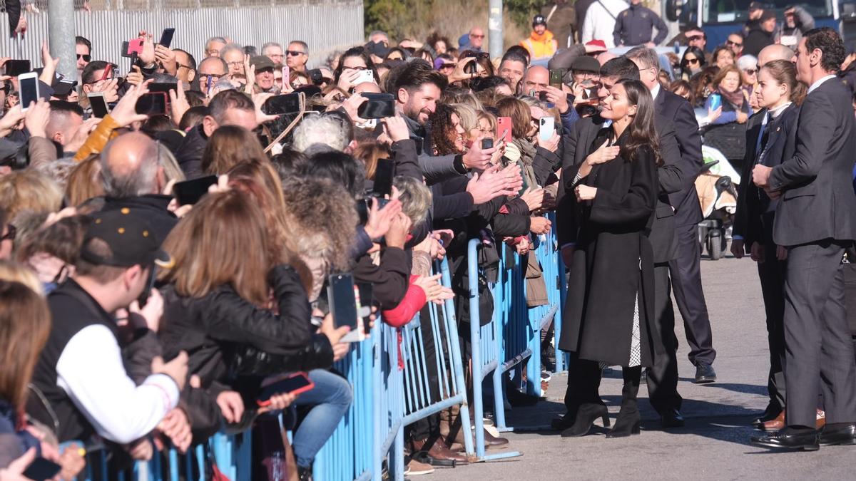 Recibimiento por todo lo alto y con gritos de "guapa" a la reina Letizia en Petrer