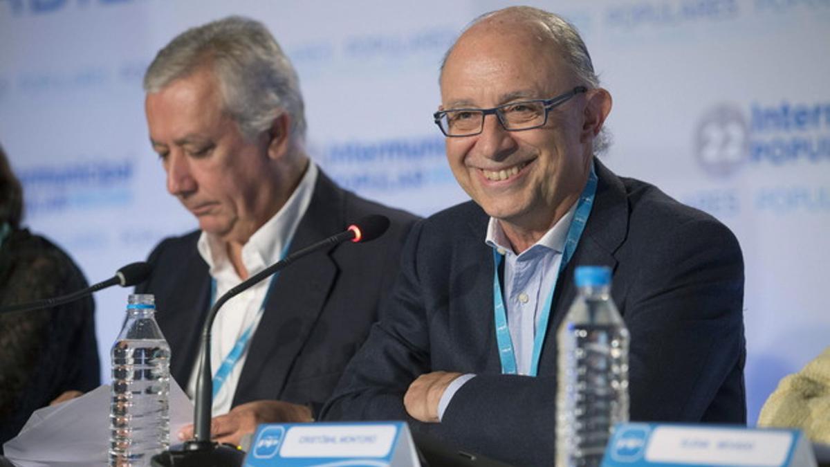 Cristóbal Montoro, junto a Javier Arenas, en la intermunicipal del PP, este sábado en Murcia.